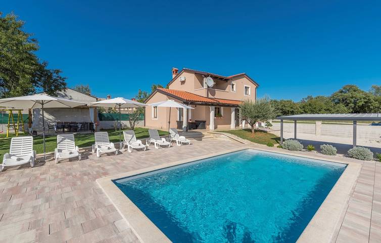 Ferienhaus für 8 Personen, mit Pool und Garten