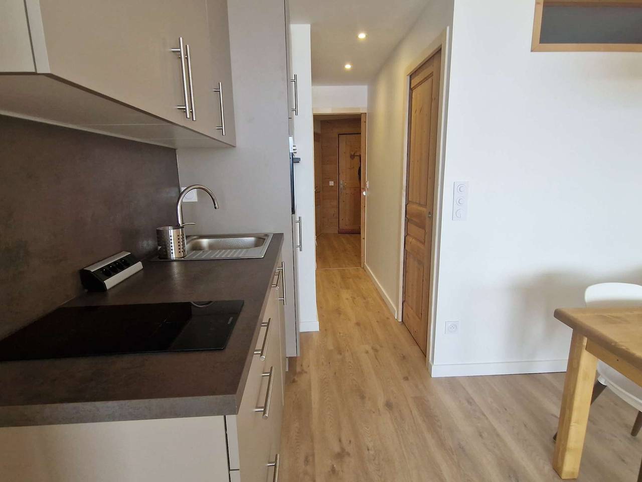 Entire apartment, Cozy studio for 4 in L'Alpe d'Huez, near slopes, pets welcome in Huez, Écrins National Park