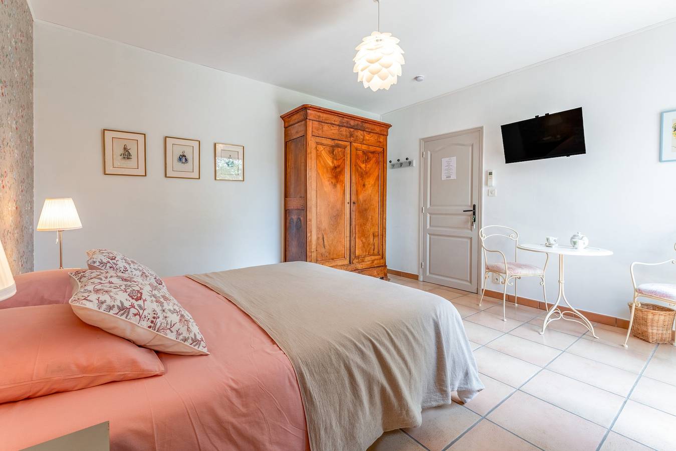 Chambre d’hôtes « Chambre Bambou » avec piscine partagée, Wi-Fi et climatisation in Lagarde-Paréol, Vaucluse