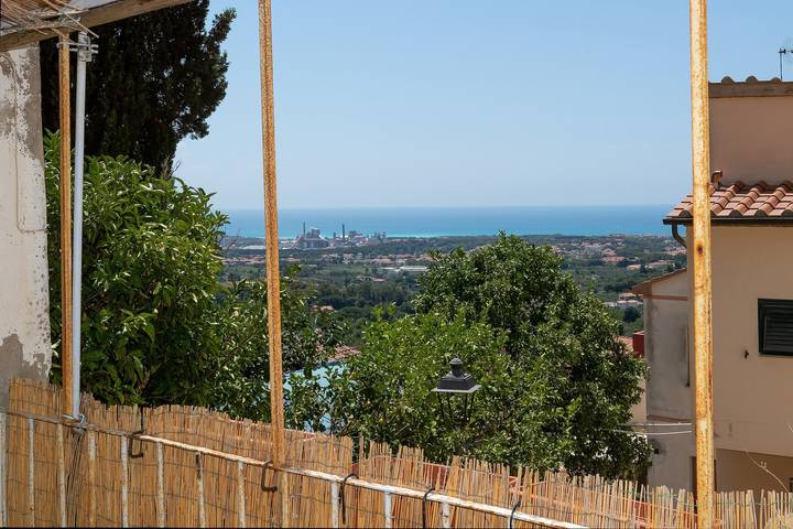 Entire apartment, Apartment 'Un Pezzo di Storia vicino al Mare' with Garden in Rosignano Marittimo, Etruscan Coast