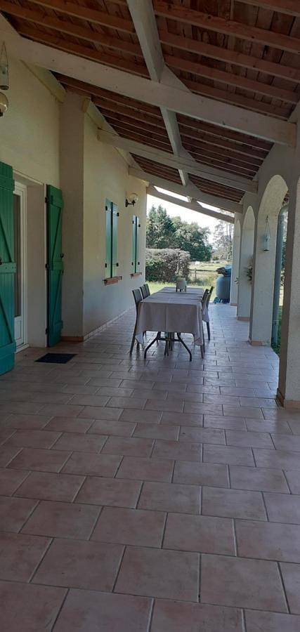 Location de vacances pour 2 personnes, avec piscine et vue ainsi que terrasse et jardin à Nègrepelisse - 3