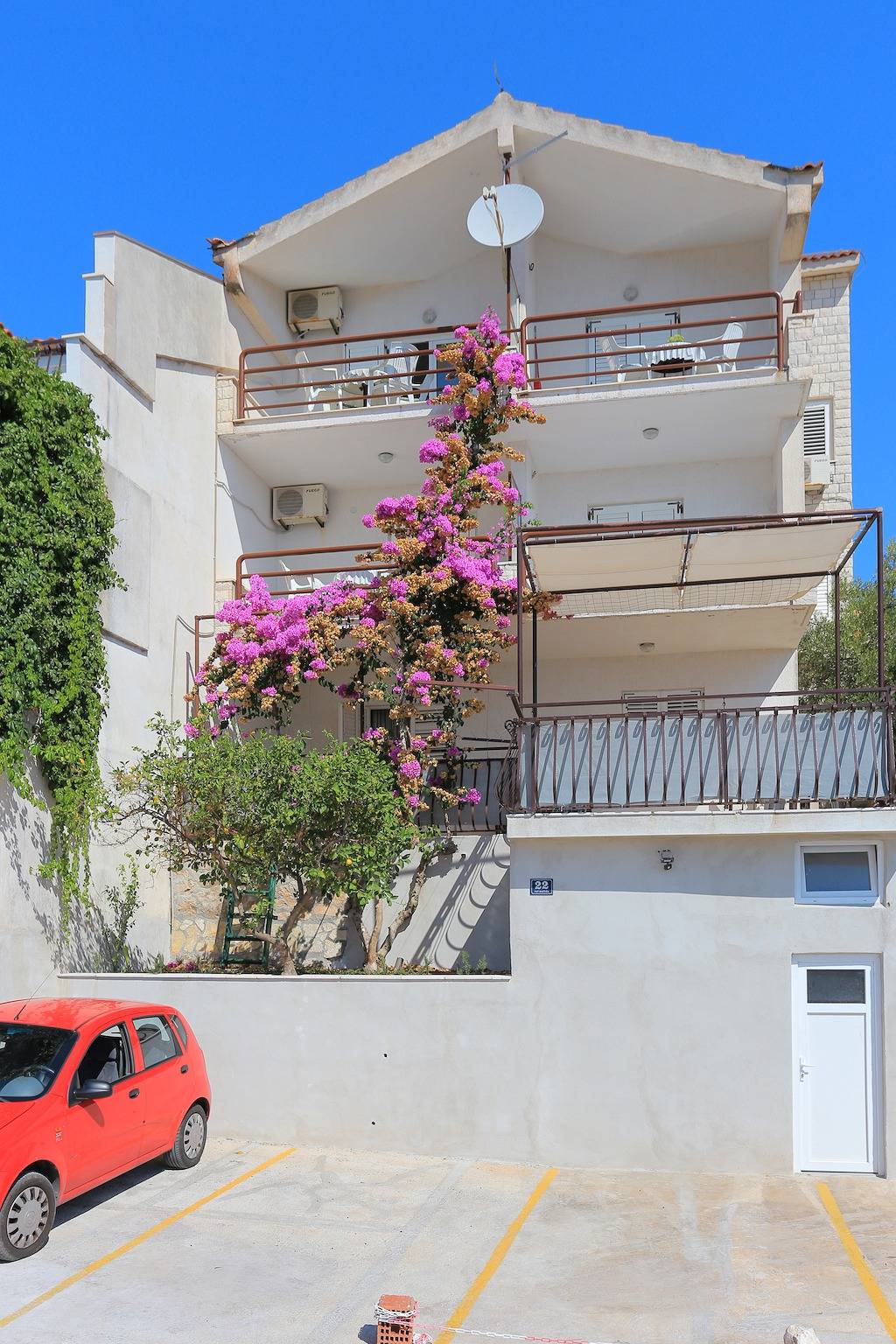 Ganze Wohnung, 1-Zimmer-Ferienwohnung mit Terrasse und Meerblick Rastici, Ciovo A-11723-b in Okrug Gornji, Ciovo