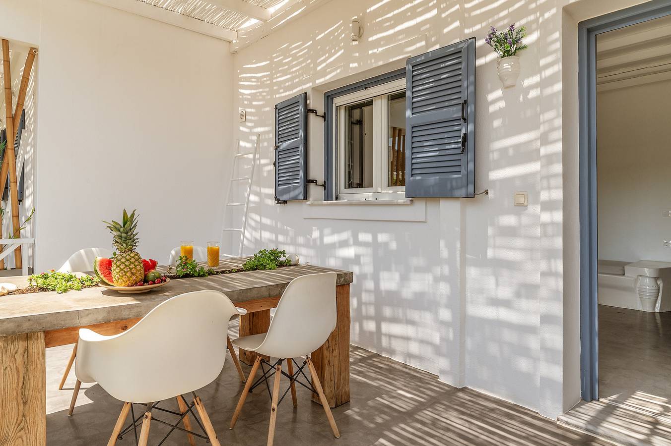 Apartamento En Un Hotel "Ow Andros Luxury Suites 4" Con Vistas A La Montaña, Terraza Privada Y Wi-Fi in Andros (desambiguación)