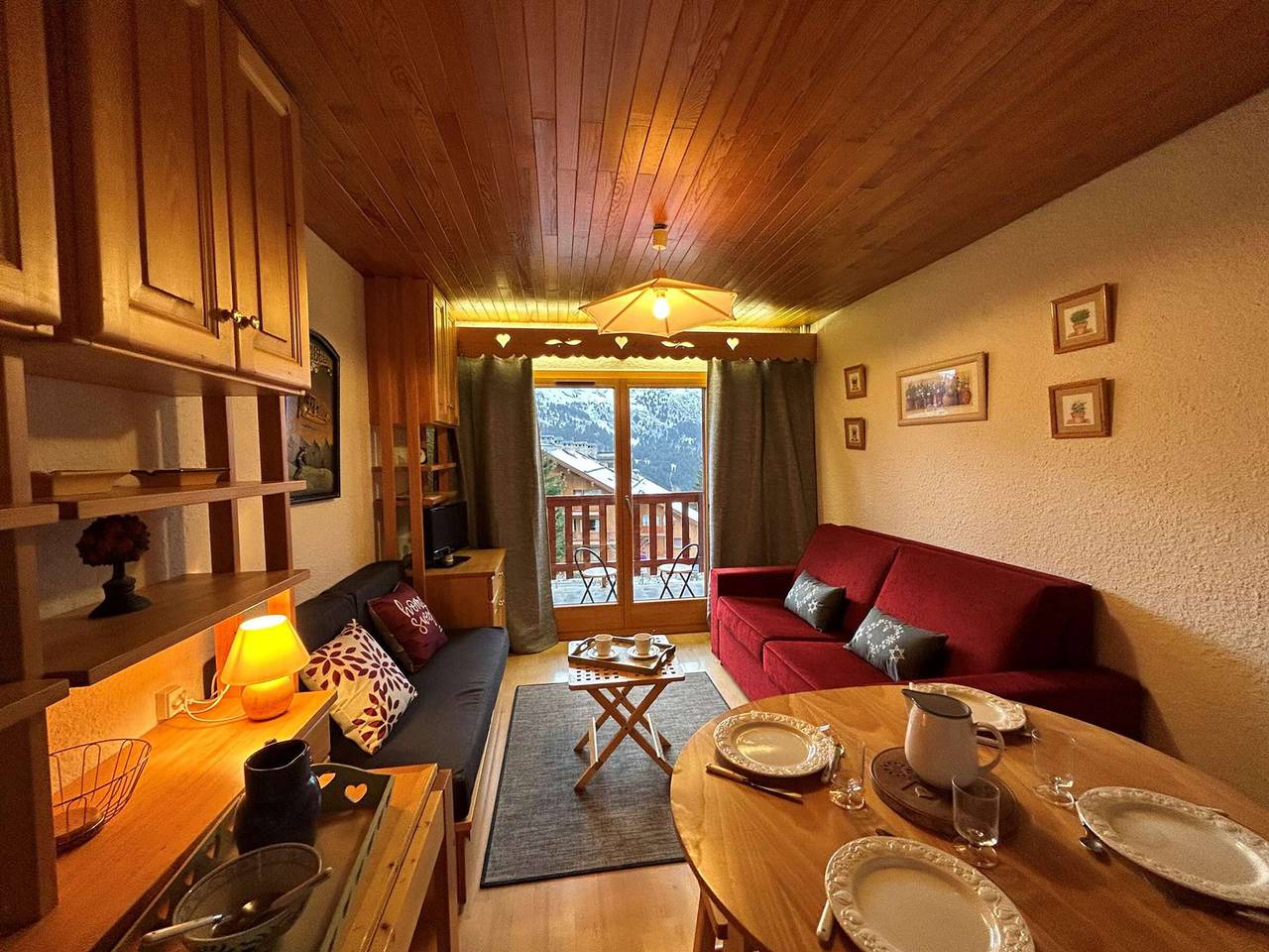 Entire apartment, Méribel: Cozy 2-Room Apt, 4 Pax, near Shops and Slopes in Les Allues, Les Trois Vallées