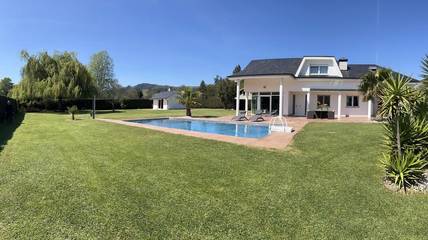 Chalet para 8 personas, con jardín además de piscina y vistas, Se admiten mascotas en Comarca de Santander