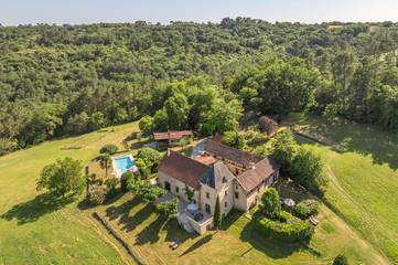 Maison d’hôte pour 7 personnes, avec vue ainsi que piscine et jardin, adapté aux familles à Sergeac