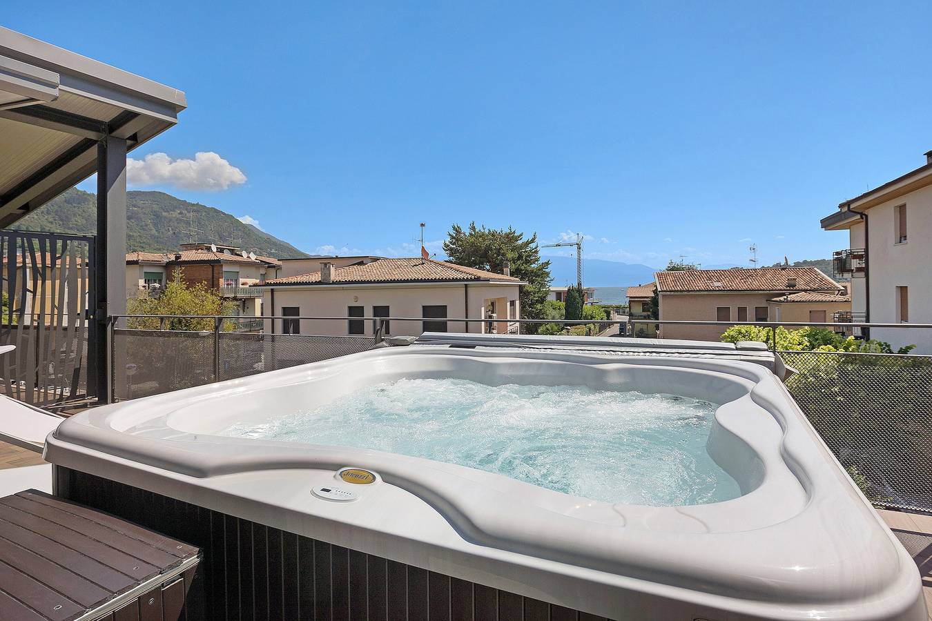 Appartamento intero, Appartamento "Villa Donne del Lago Ele" con vista lago e piscina in comune in Salò, Prealpi Gardesane