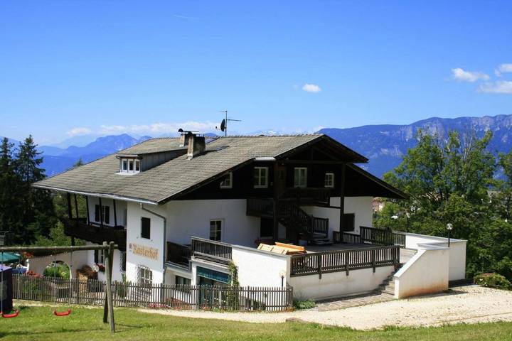Ferienwohnung für 8 Personen, mit Ausblick und Sauna sowie Kinderpool und Garten