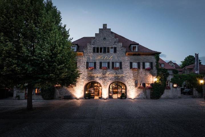 Hotel, mit Balkon und Terrasse sowie Garten und Sauna in Frickenhausen am Main