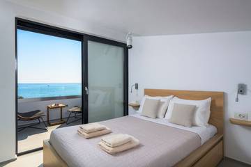 Vacation Rental for 8 Guests in Rhodes, Dodecanese, Picture 3