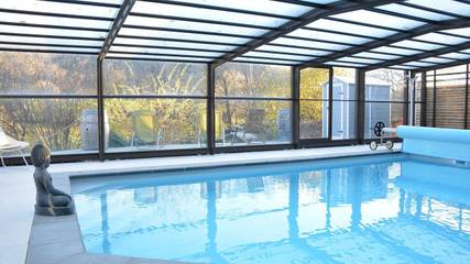 Location de vacances pour 9 personnes, avec jacuzzi et sauna ainsi que piscine et jardin dans Redu