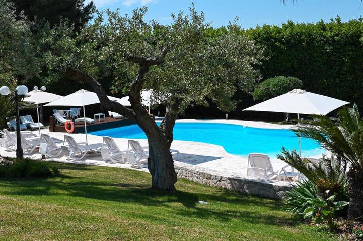 Villa per 4 persone, con Terrazza e Giardino nonché Piscina a Putignano