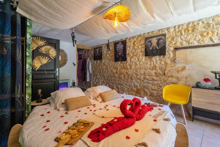 Estudio entero, Le Vésuve – Love Room romántica con jacuzzi, cama redonda king-size cerca de las Antillas de Jonzac in Saint-Genis-de-Saintonge, Región de Jonzac