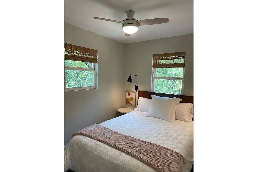 The Little Lake Shack- Pet Friendly Treehouse Cabin in Lake Tenkiller