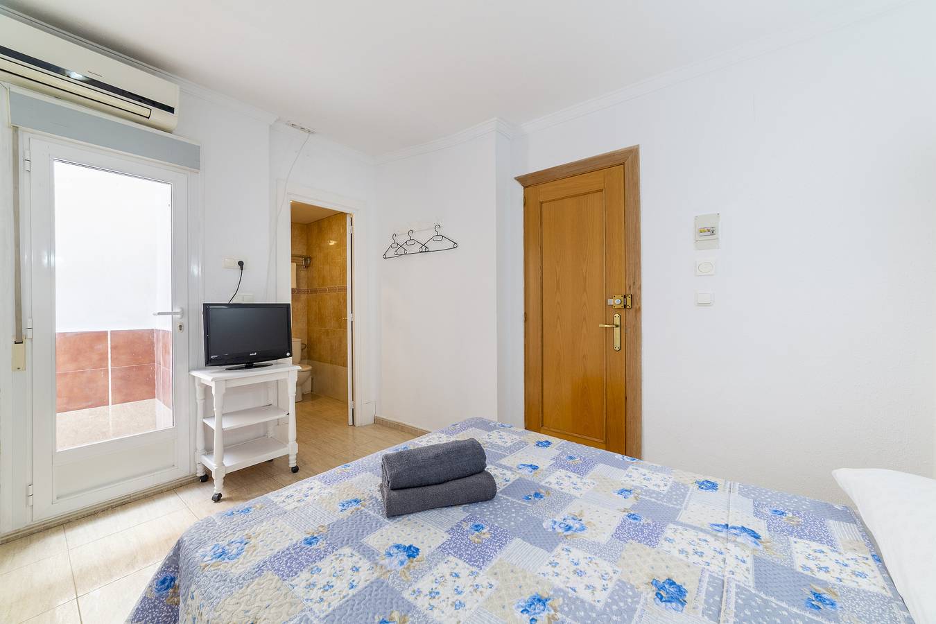 Habitación 'Doble 13' con terraza privada, Wi-Fi y aire acondicionado in Roquetas de Mar, Costa de Almería