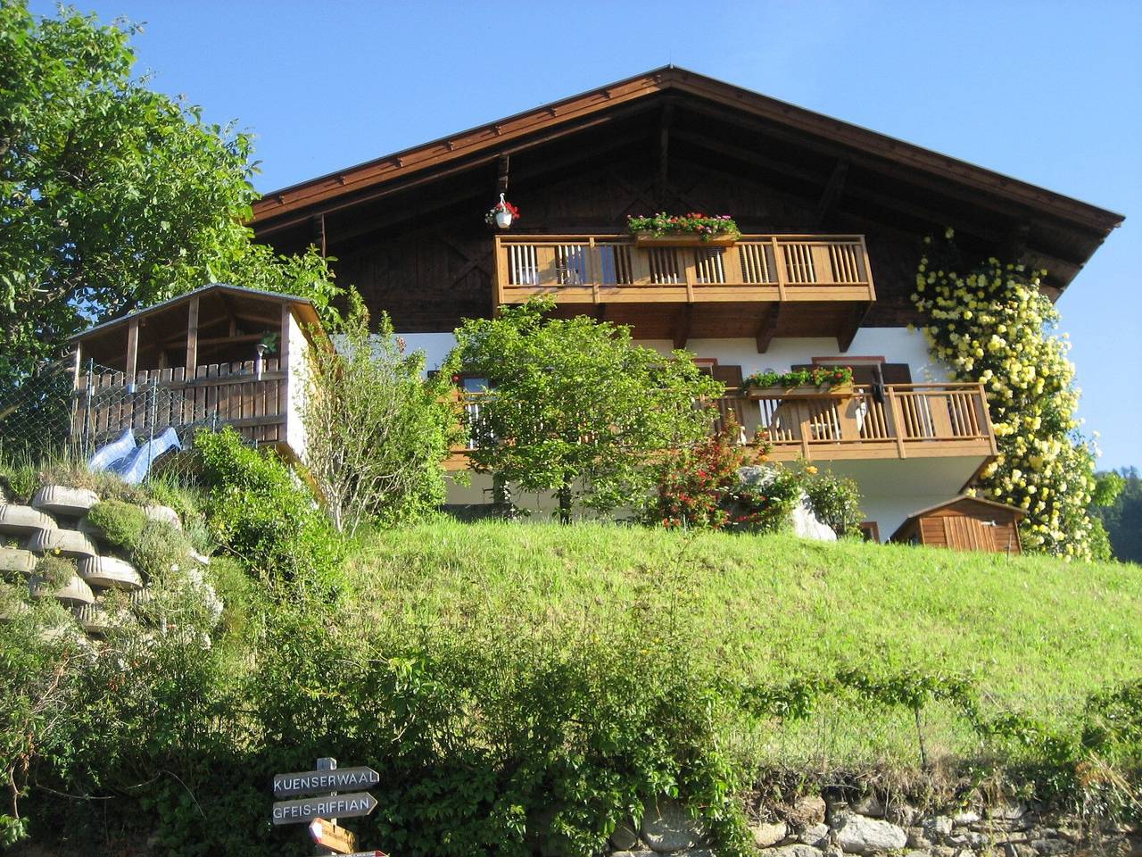 Ganze Wohnung, Apartment „Haus Bergwies“ mit Bergblick, Gemeinschaftspool und Wlan in Kuens, Texelgruppe