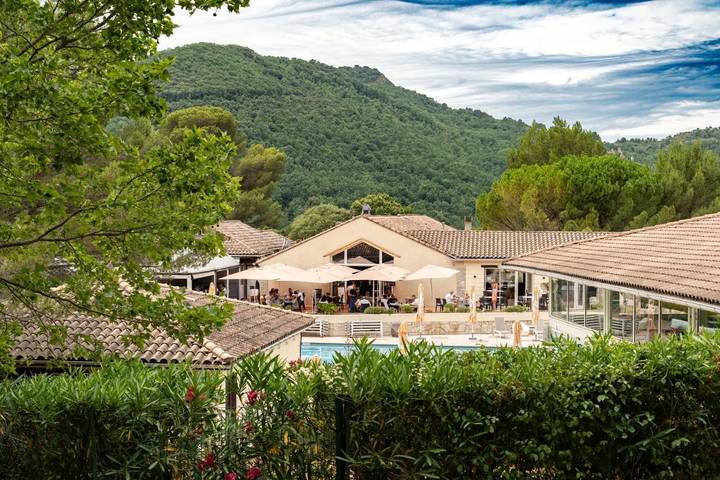 Location de vacances pour 4 personnes, avec Terrasse et Jardin ainsi que Piscine et Vue à Quillan