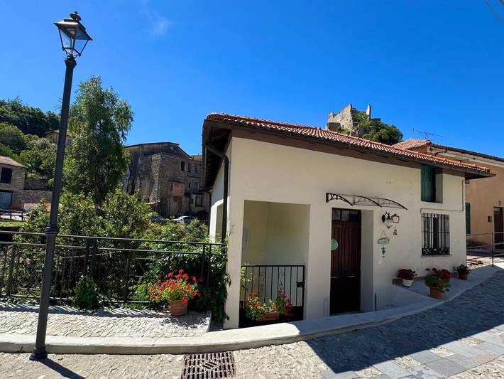 Appartamento 'Al Frantoio' con giardino privato in Castelvecchio di Rocca Barbena, Riviera di Ponente