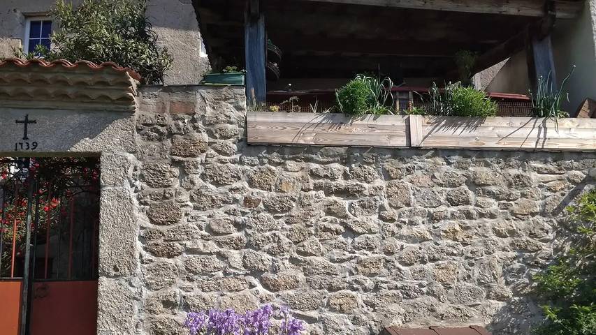 Location de vacances pour 8 personnes, avec jardin à Saint-André-de-Majencoules