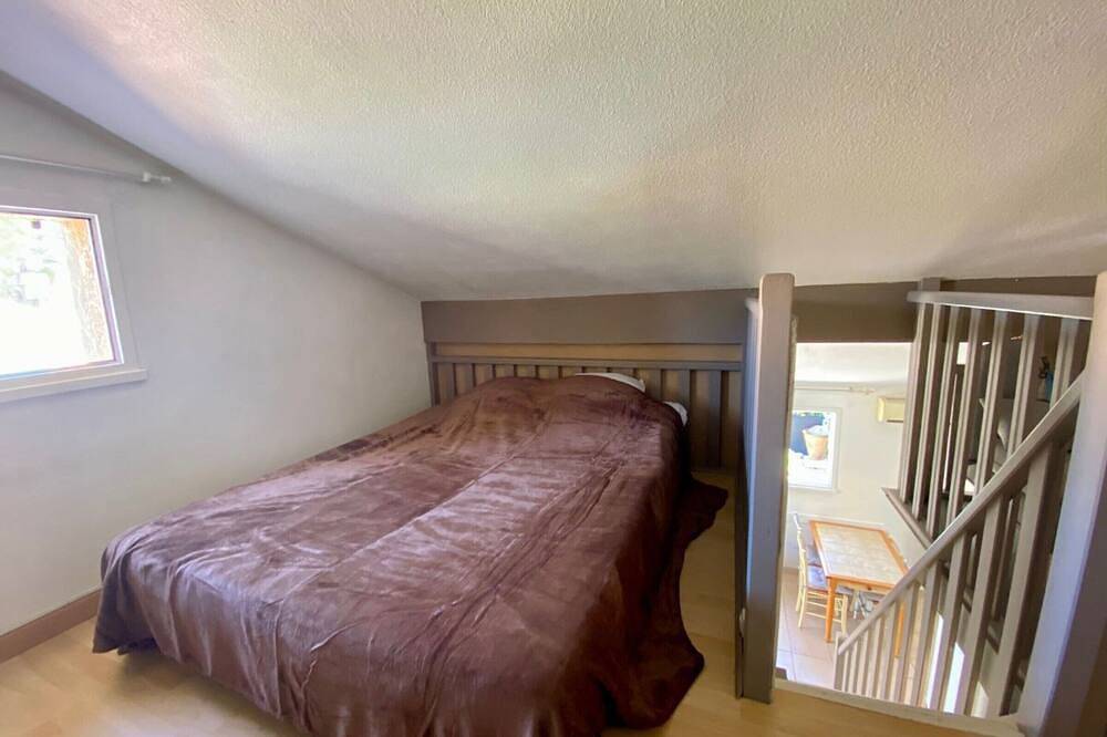 Entire apartment, Holiday home with pool and parking in Loupian in Loupian, Côte d'Améthyste