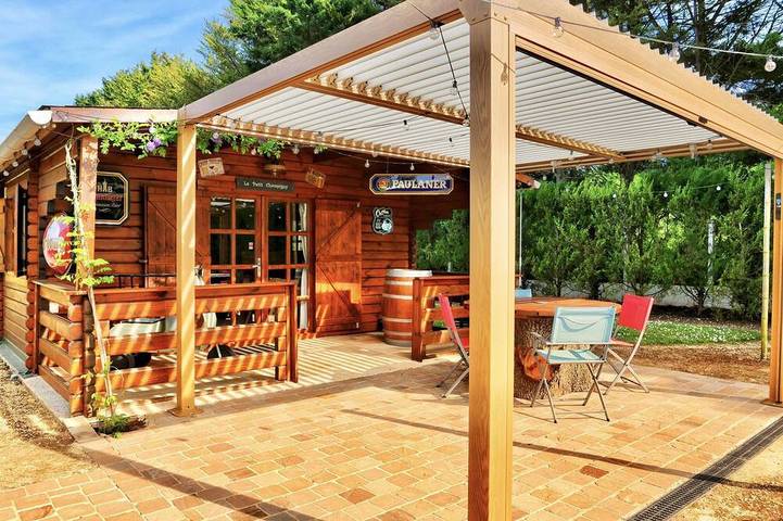 Gîte pour 4 personnes, avec piscine ainsi que jardin et terrasse à Souzay-Champigny
