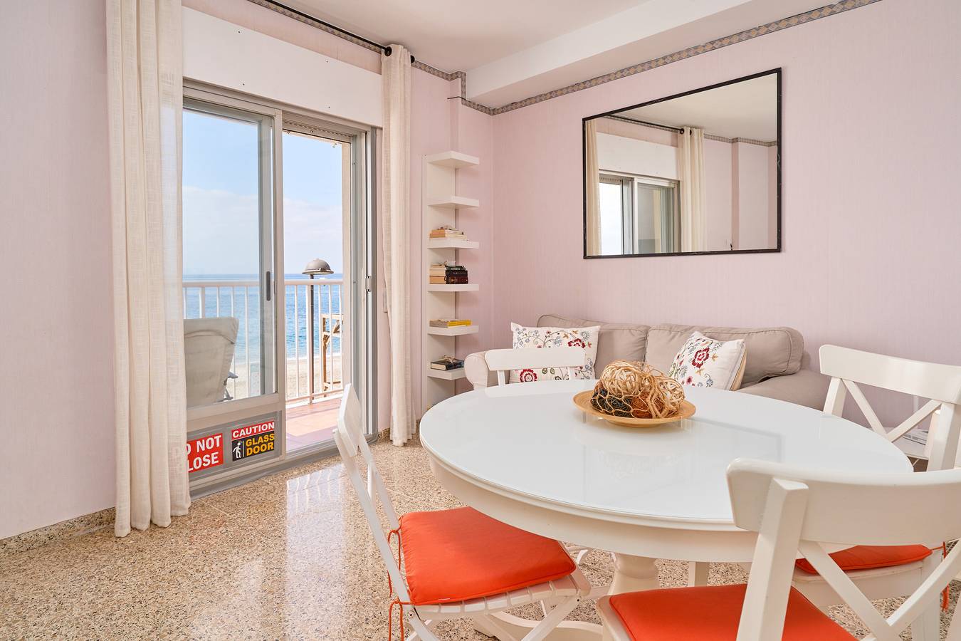 Geheel appartement, Appartement 'Frente Al Mar Y A Pie De Playa' met Balkon, Wi-Fi en Airconditioning in Motril, Costa Tropical