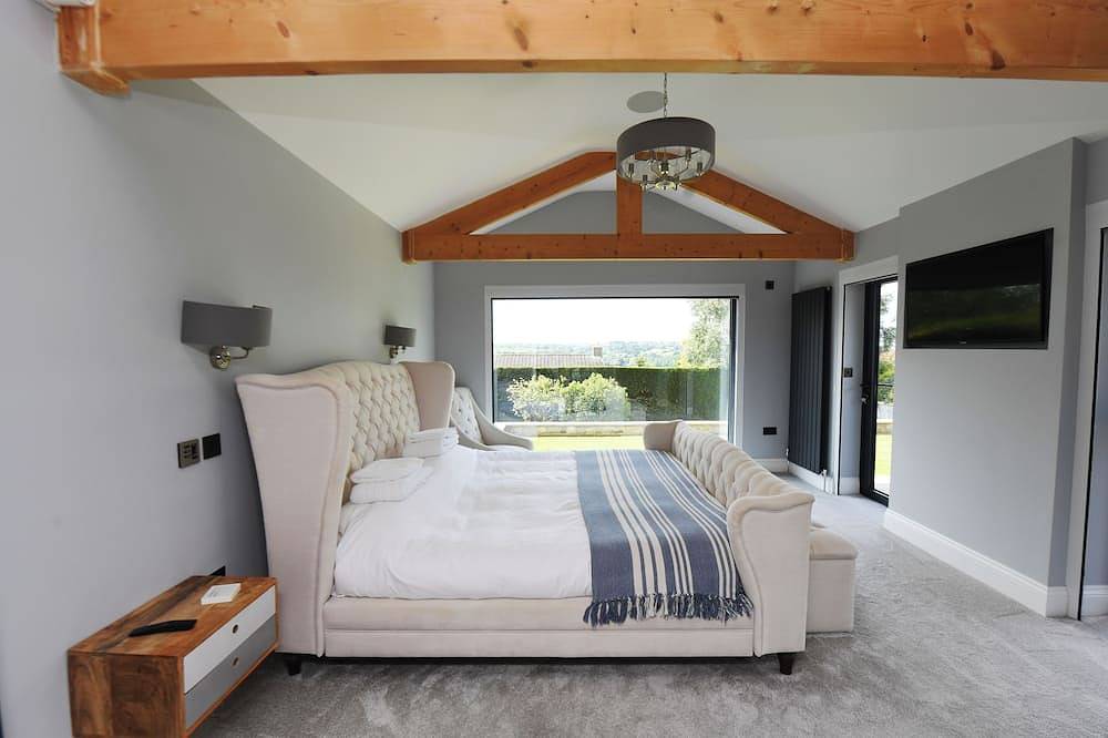 Hilltop Retreat: Panoramic Views, Sunsets, Seclusion, Hot Tub, Fire Pit in North Yorkshire