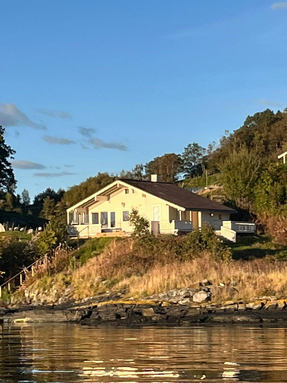 Hütte am Strand mit Sonnenterrassen auf Helgøy in Finnøy