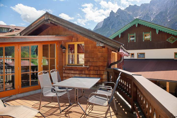 Appartement entier, Appartement de 2 étages "Rubin" près de la remonte-pente avec vue montagne, Wi-Fi et terrasse in Mittenwald, Alpes bavaroises