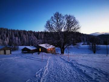 Gîte pour 4 personnes, avec vue et sauna ainsi que terrasse et jardin, animaux acceptés à La Pesse