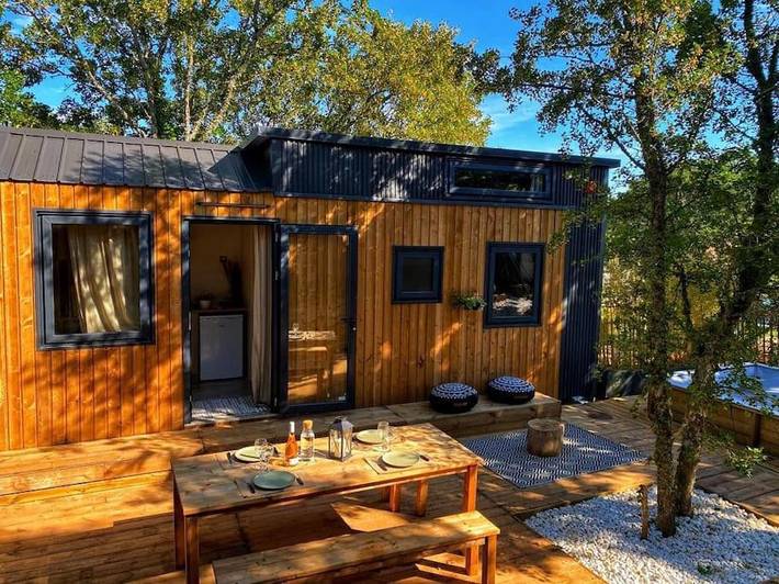 Chalet pour 4 personnes, avec terrasse ainsi que jardin et piscine, animaux acceptés