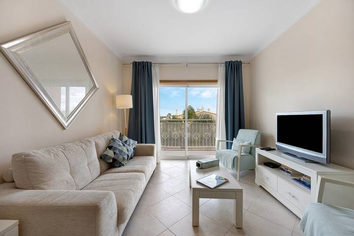 Apartamento de férias para 4 pessoas, com Varanda e Jacuzzi e ainda Jardim and Piscina infantil em Portimão