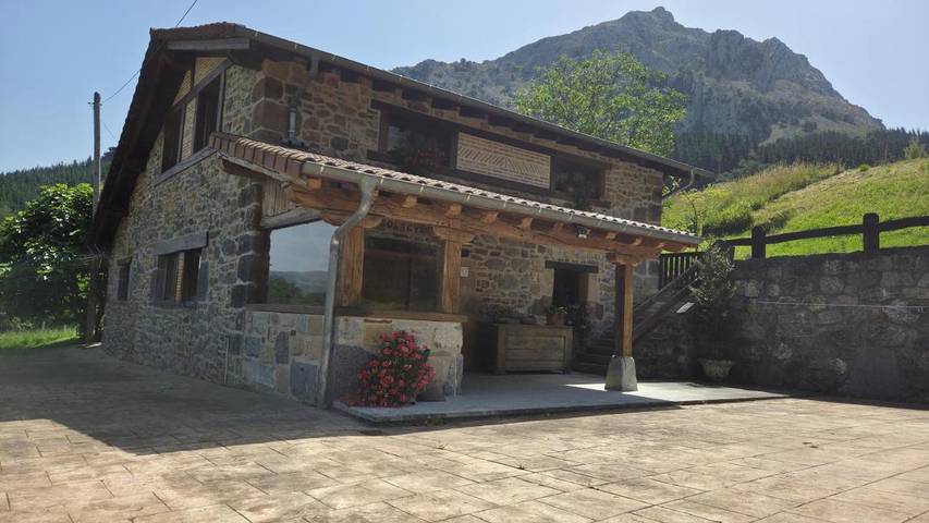 Casa rural para 5 personas, con Terraza además de Jardín y Vistas en Gorbeia - 2