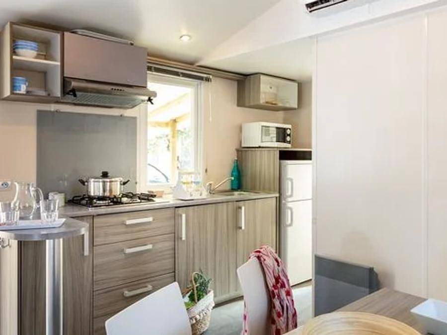 Camping Bella Italia - Mobilhome 6 personnes - Confort | 2 Chambres | Capacité 4-6 personnes | Terrasse semi-couverte | 1 Salle de bain | Climatisation in Peschiera del Garda, Montagnes autour du lac de Garde