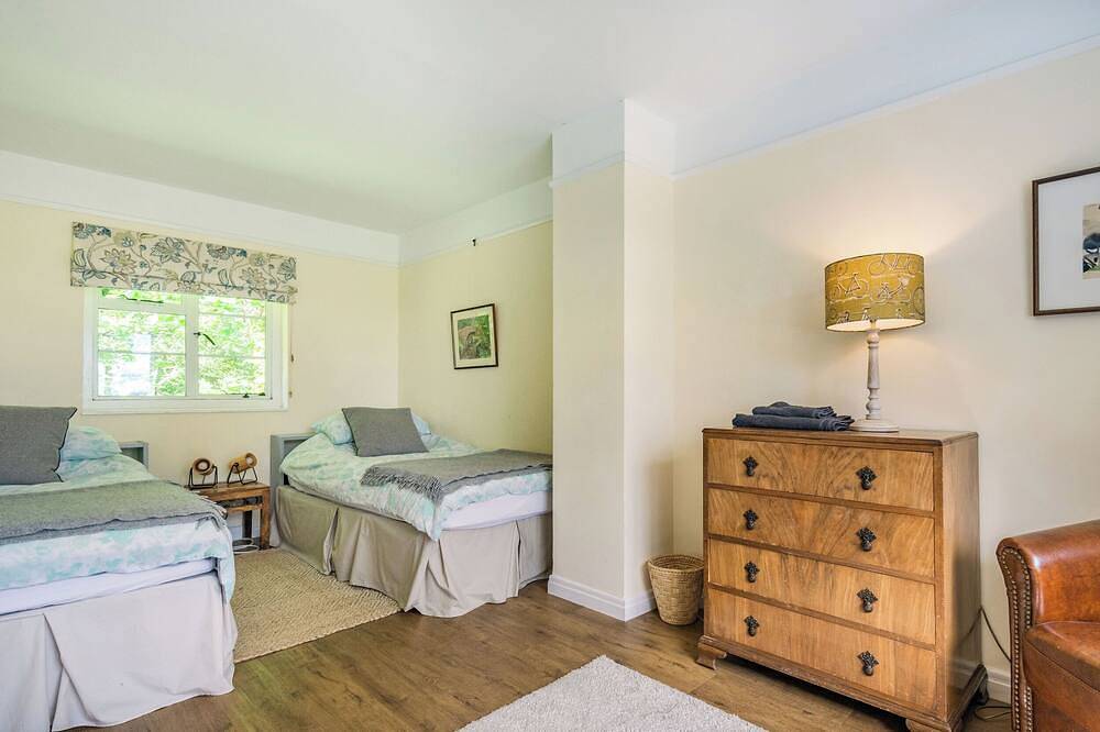 Chasewoods Farm Cottage, pet friendly in Ogbourne St George in Wiltshire