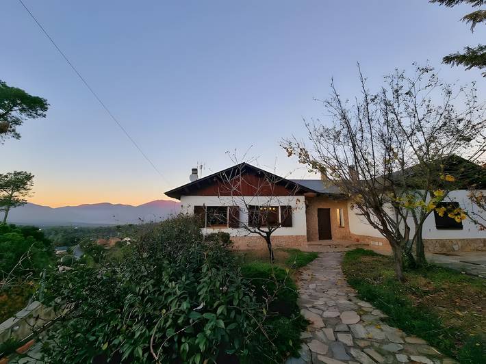 Chalet 'L'amagatall Del Montnegre' con vista montagna, Wi-Fi e aria condizionata in Vallgorguina, Provincia di Barcellona