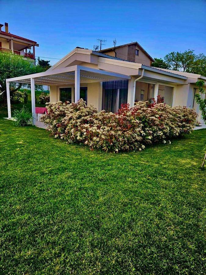 Villa per 4 persone, con Balcone e Terrazza nonché Giardino e Piscina a Civitanova Marche