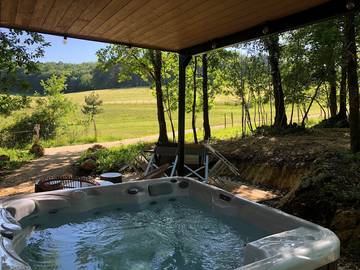 Gîte pour 4 personnes, avec jardin et jacuzzi ainsi que piscine et terrasse en Nouvelle-Aquitaine