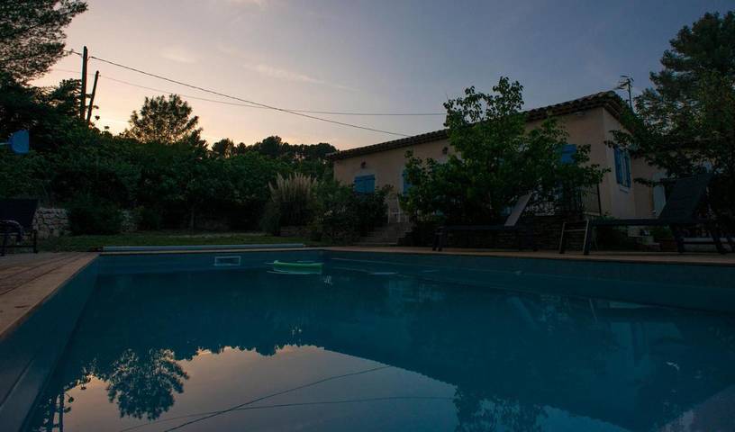 Location de vacances pour 2 personnes, avec vue ainsi que jardin et piscine à Roquevaire - 4