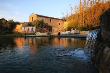 Gîte pour 12 personnes, avec piscine ainsi que jardin et terrasse, animaux acceptés à Junas