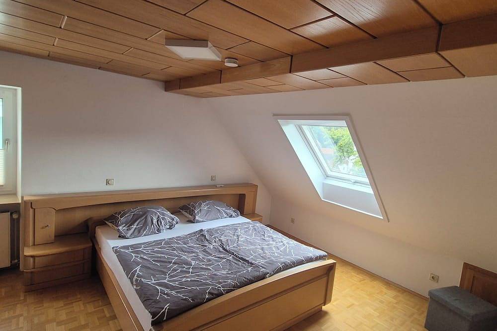 Ganze Wohnung, Gemütliche Dachgeschoss Ferienwohnung in Bad Karlshafen, Hessisches Bergland