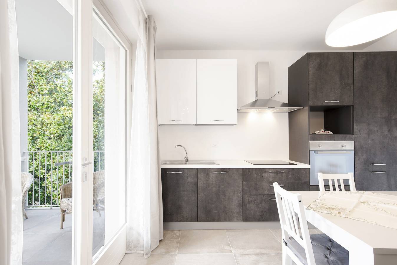 Appartement entier, Appartement moderne près du lac de Garde avec Wi-Fi et terrasse in Bardolino, Montagnes autour du lac de Garde