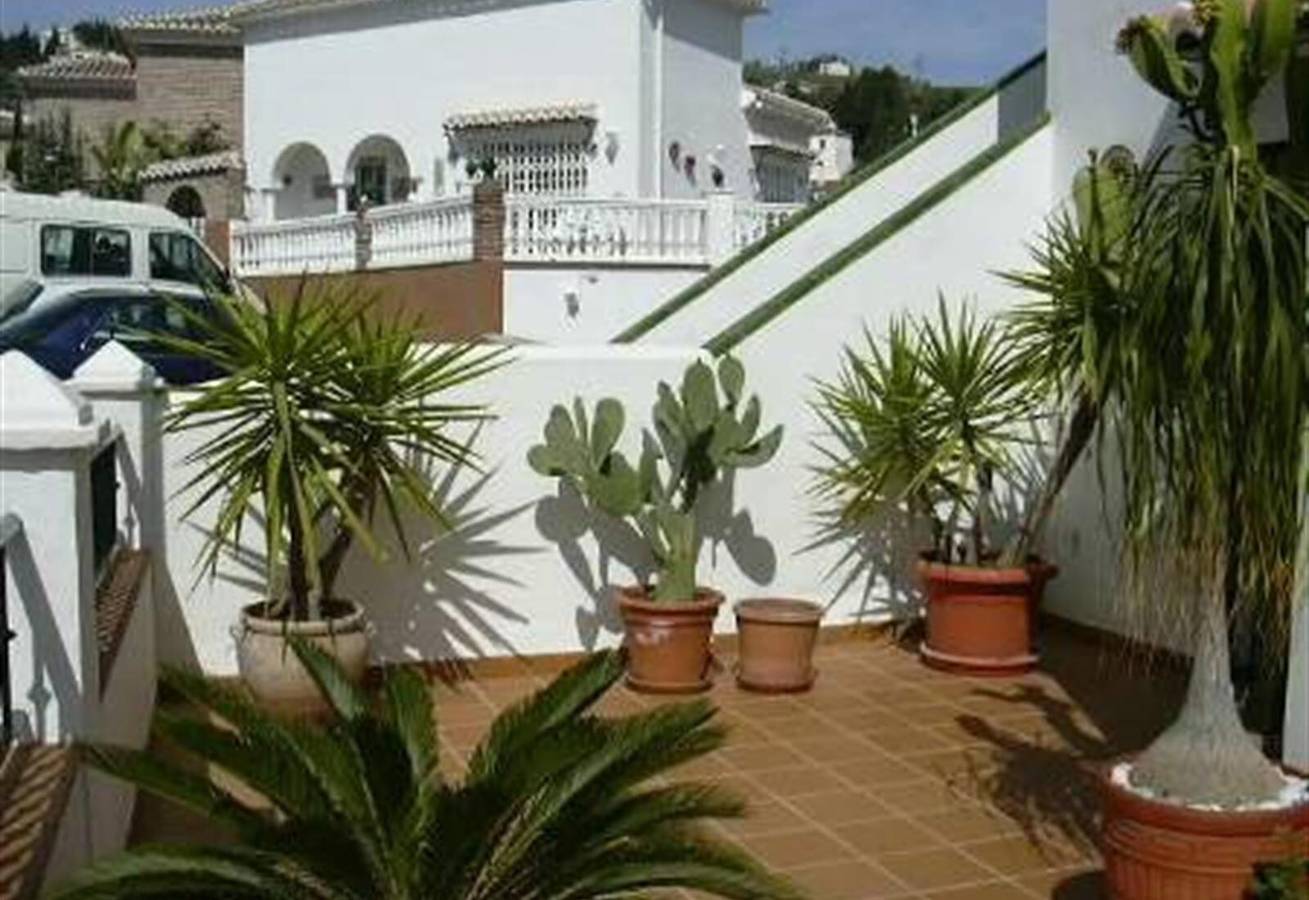 Villa "Casa Galesa" with Outdoor Pool in Urbanization Tropicana, Nerja