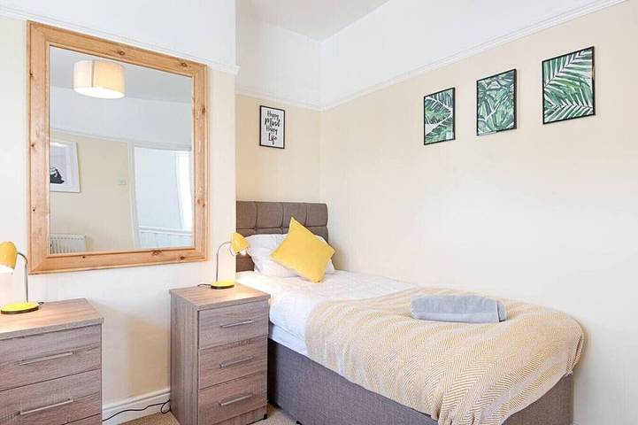 Garden • Off-Road Parking • Smart TV in Each Room in Swansea, Región de Swansea