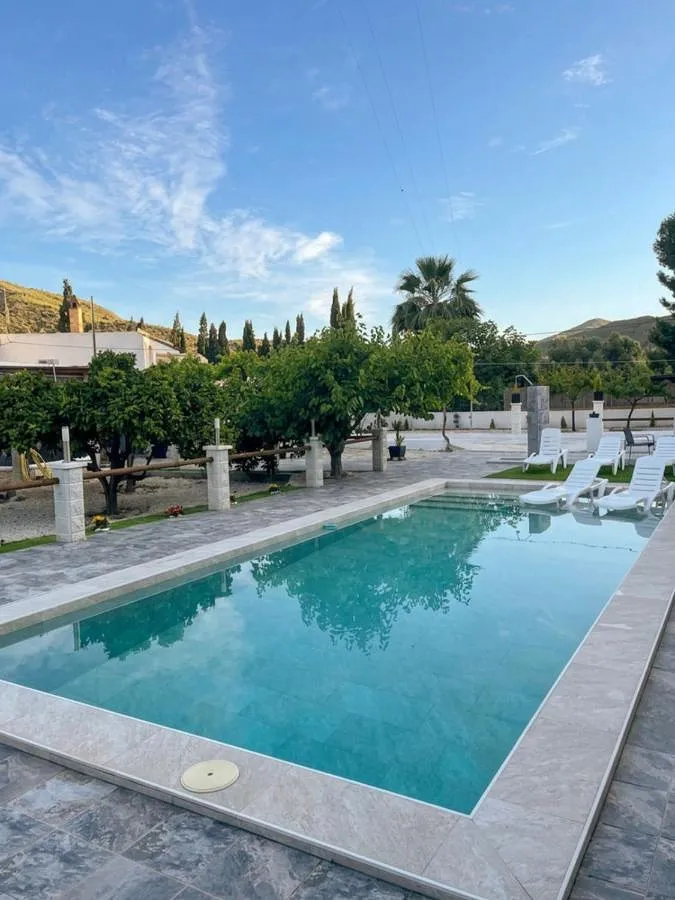Chalet para 6 personas, con vistas además de jardín y piscina - 1
