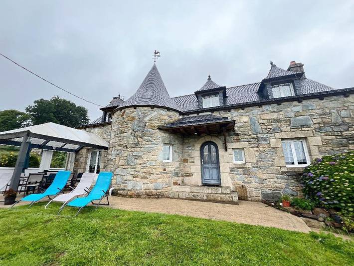 Location de vacances pour 8 personnes, avec terrasse et jardin à Cléguérec