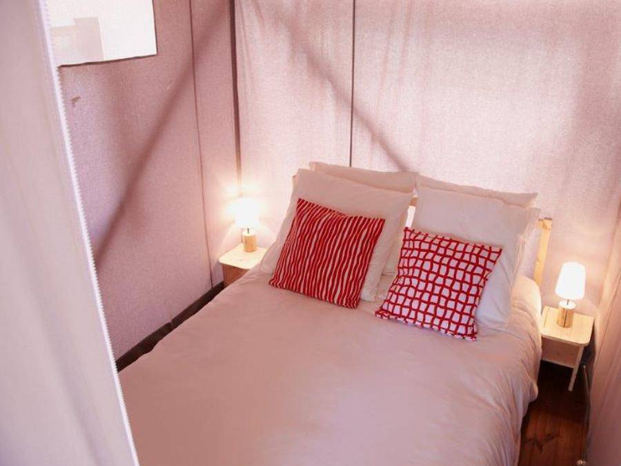 Flower Camping Les Paludiers - Tente en toile et en bois 4 personnes - Cabane Lodge sur pilotis Standard 34m² (2 chambres) dont terrasse couverte 11m² in Batz-sur-Mer, Côte d'Amour
