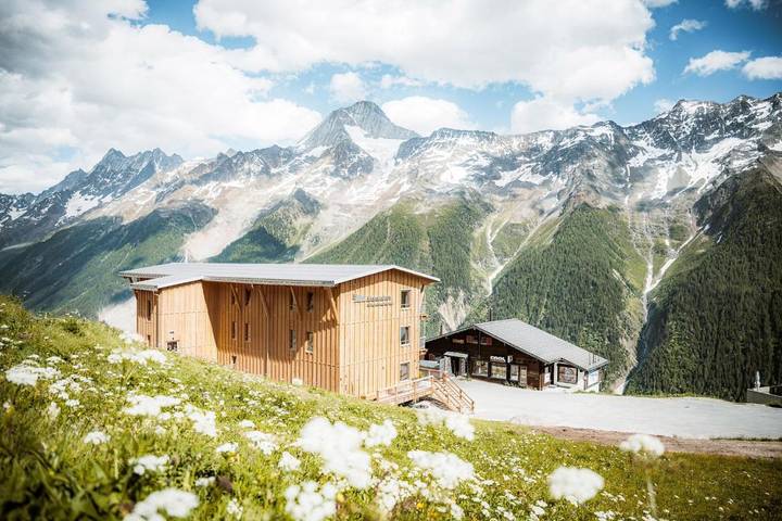 Hotel für 2 Personen, mit Balkon und Terrasse sowie Ausblick in Wiler