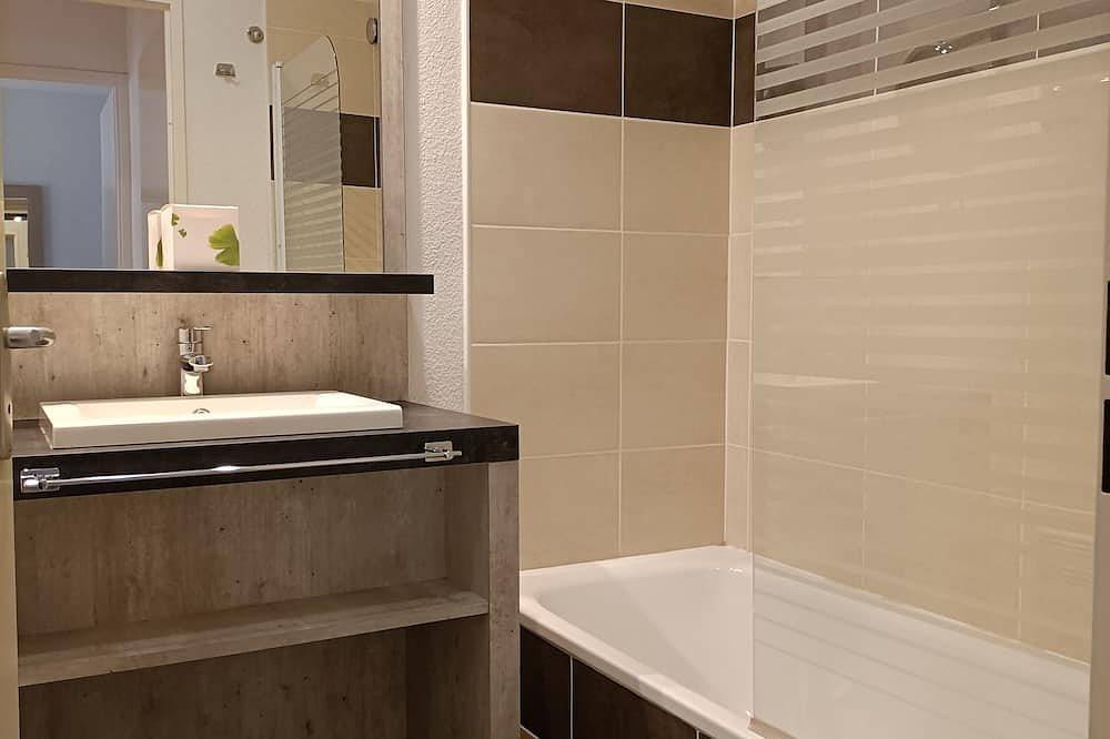 Entire apartment, T2 Dans Résidence Avec Piscine E103 in Salies-de-Béarn, Béarn