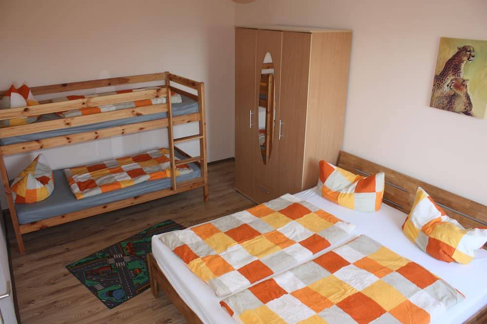 Holiday house, Baltic Sea, max. 9 person, 130m², trampoline, fishing motor boat, kiting, boat in Neuendorf (Bei Saal), Saal
